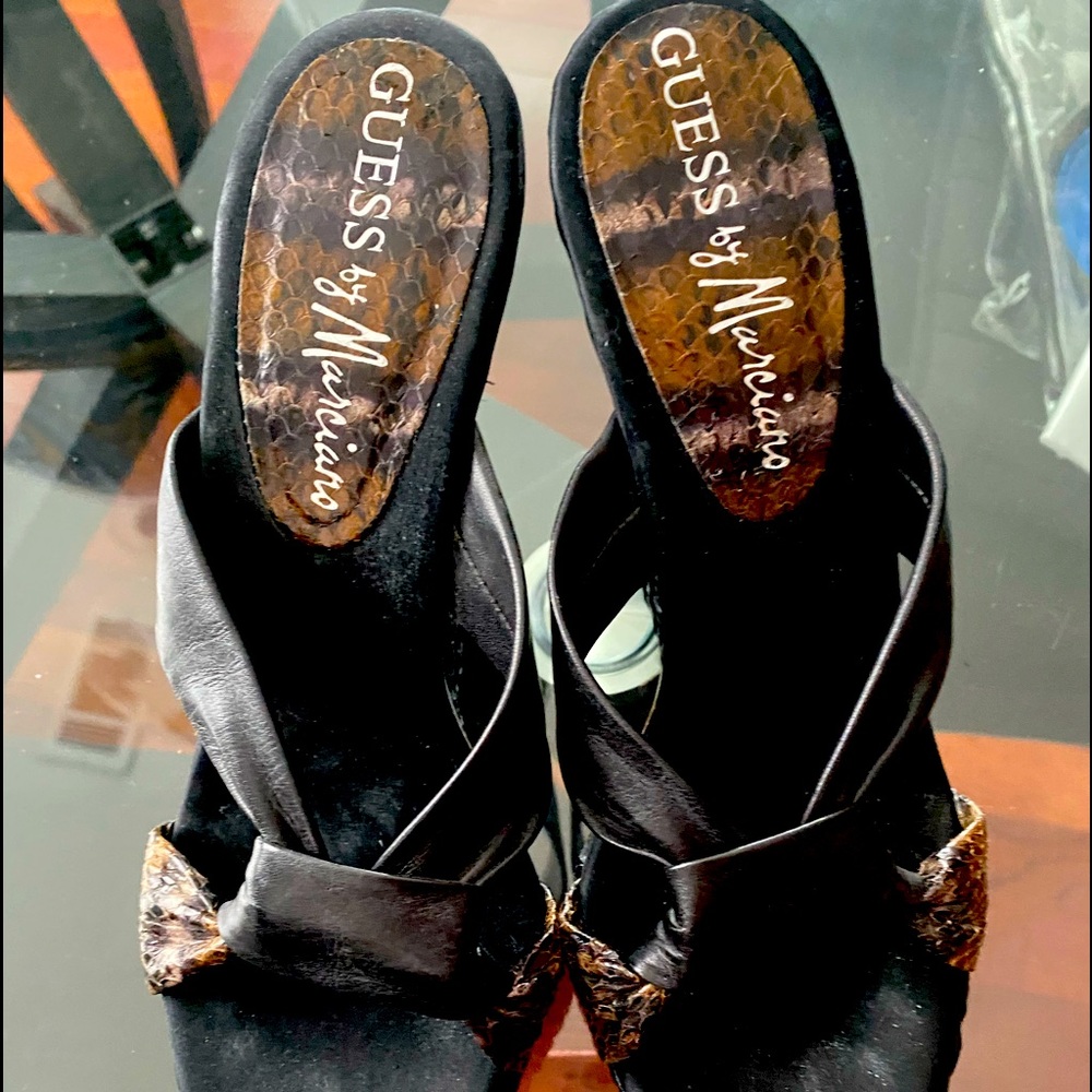 Wedge sandal.